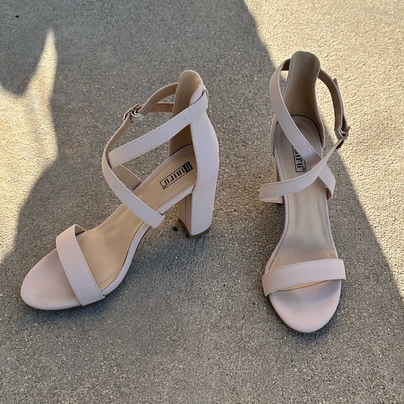 Women’s Heels - Picture 6 of 15